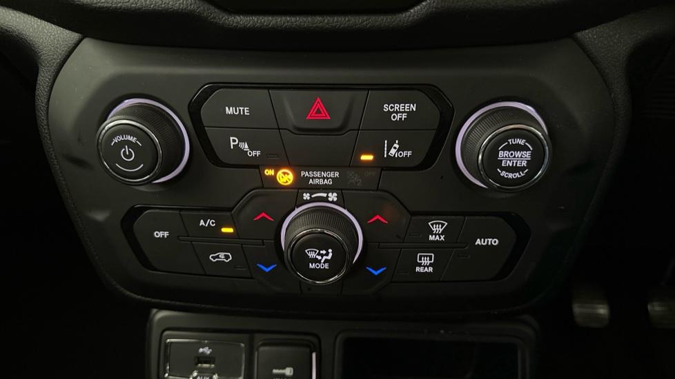 Dual Climate Control  / Air Conditioning  / Lane Assist 