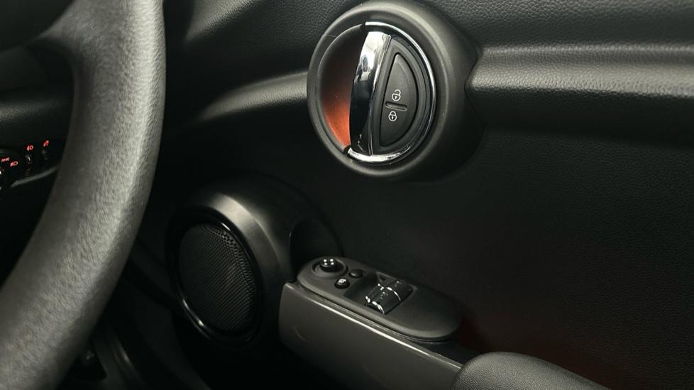 Electric Windows / Wing Mirrors / Ambient Lighting 