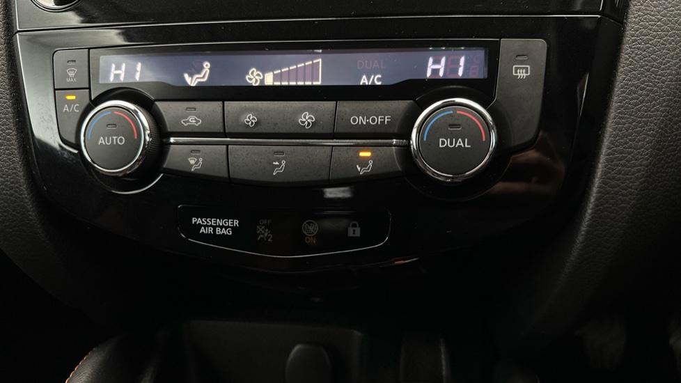 Dual Climate Control  / Air Conditioning 