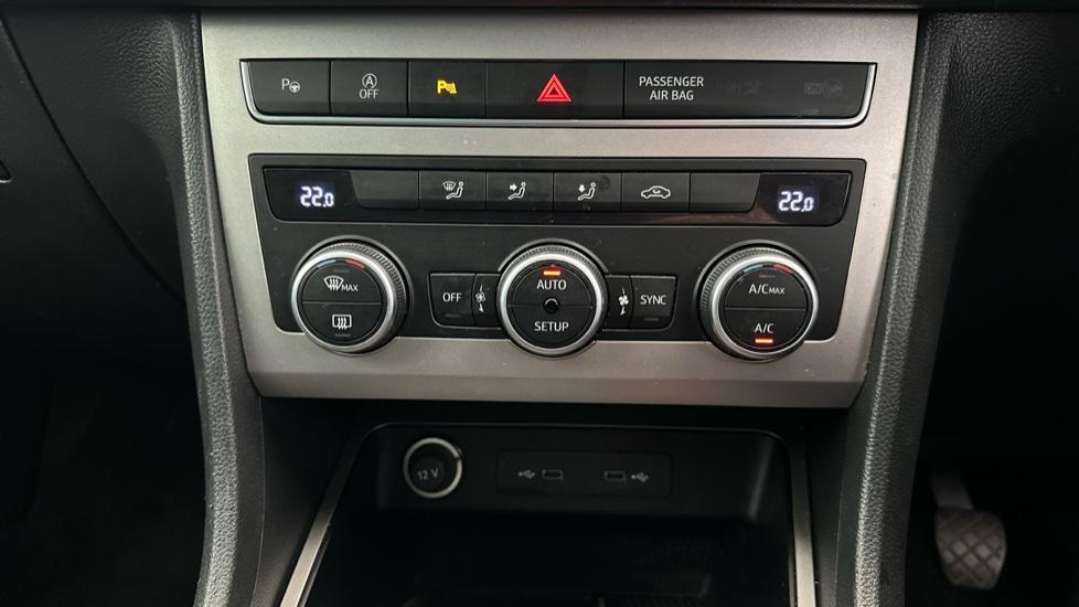 Dual Climate Control / Air Conditioning / Auto Stop/Start / Auto Park