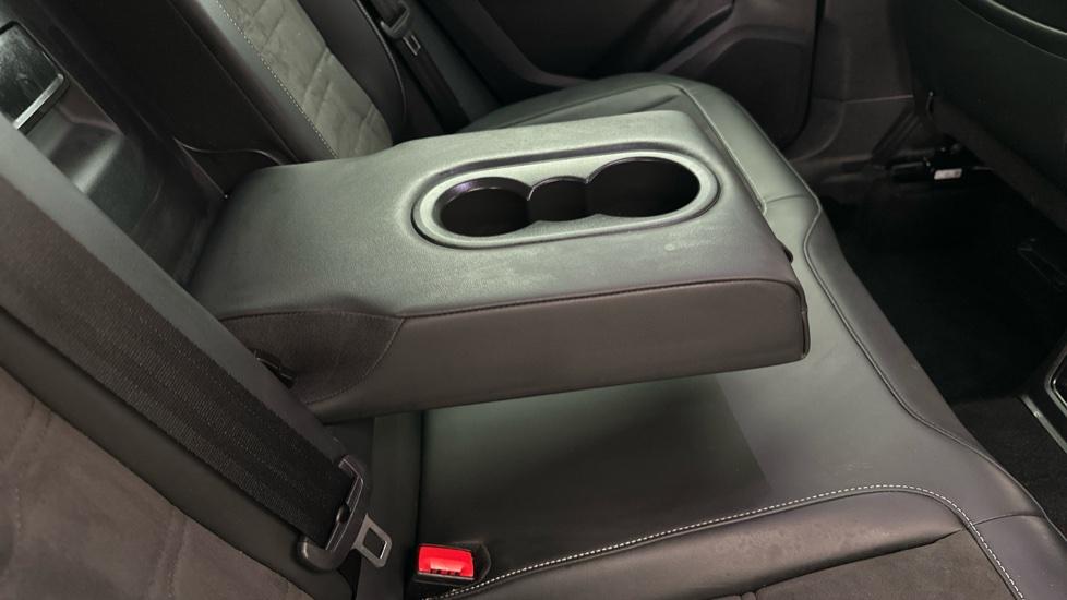 Rear Armrest/ Cup Holder