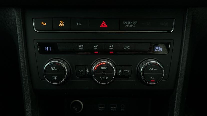 Air Conditioning /Dual Climate Control /Auto Stop/Start/Auto Park 