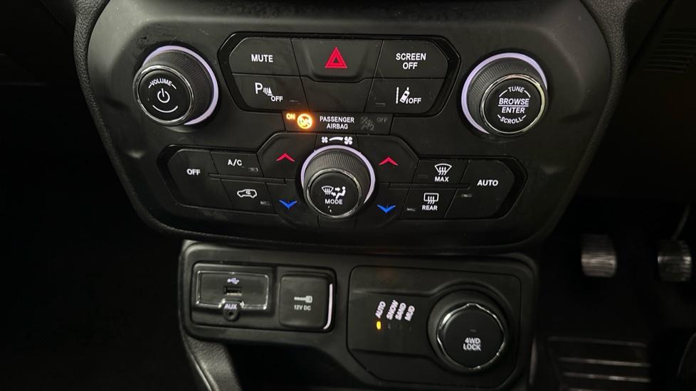 Dual Climate Control / Air Conditioning / Lane Assist 