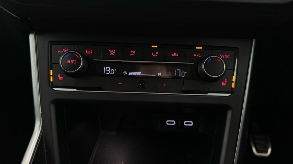 Air Conditioning /Dual Climate Control /Heated Seats 