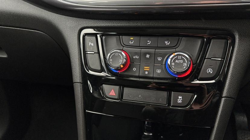 Air Conditioning / Dual Climate Control / Auto Stop Start 
