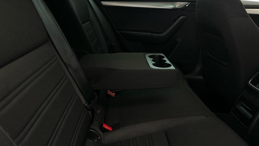 Rear Armrest/ Cup Holder