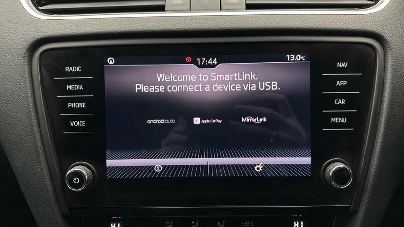 Apple CarPlay/Android Auto 