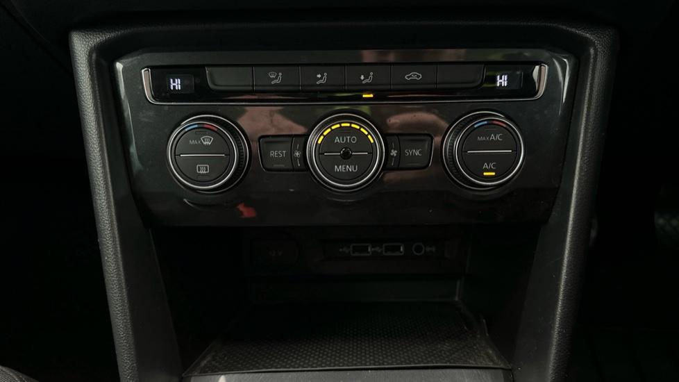 Dual Climate Control / Air Conditioning 