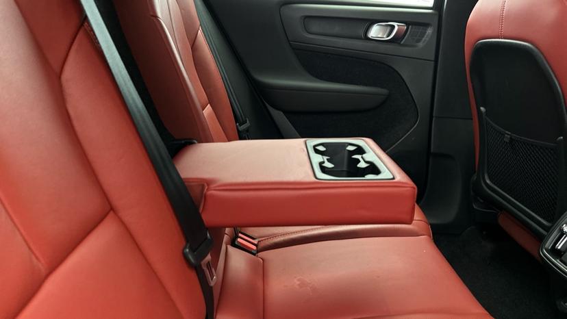 Rear Armrest/ Cup Holder