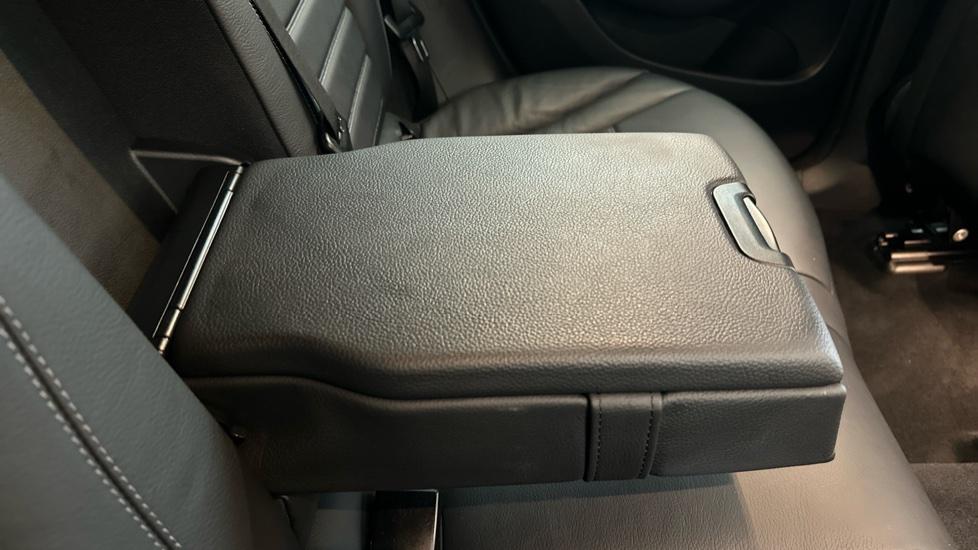 Rear Armrest/ Cup Holder