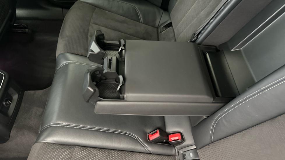 Rear armrest/ Cup holder