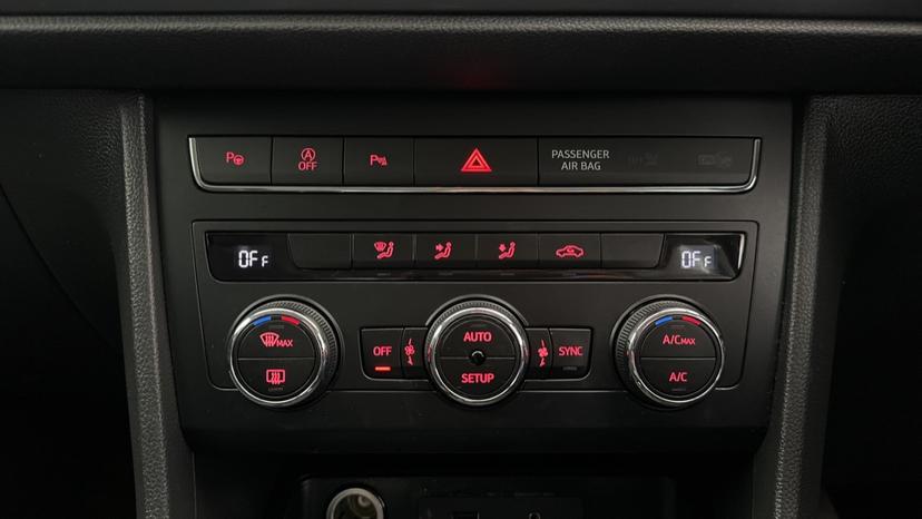 Air conditioning/Dual climate control/Auto stop start 