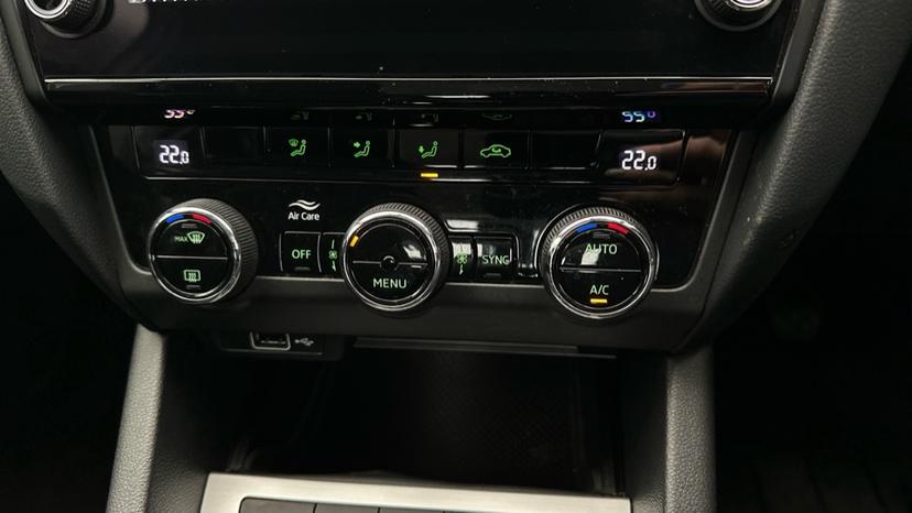 Dual Climate Control  / Air Conditioning 