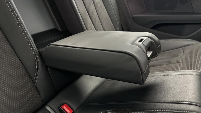 Rear armrest 