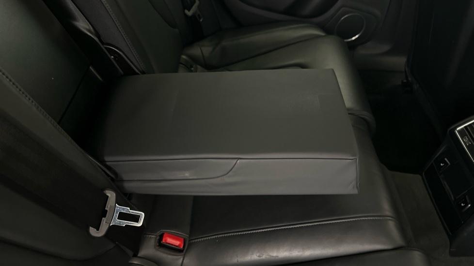 Rear armrest 