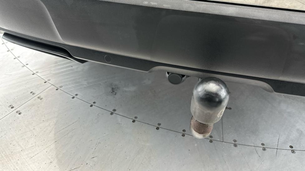 Rear parking sensors/ Tow bar 