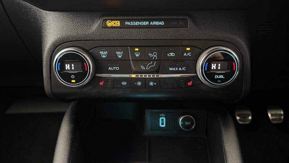 Dual Climate Control / Air Conditioning / Heated Seats  