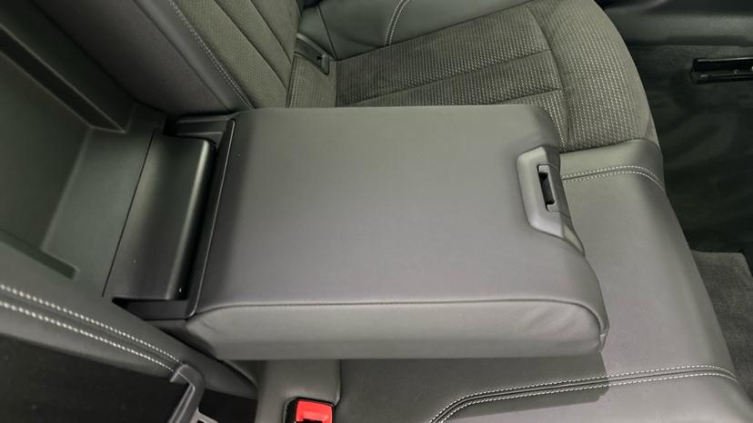 Rear armrest 