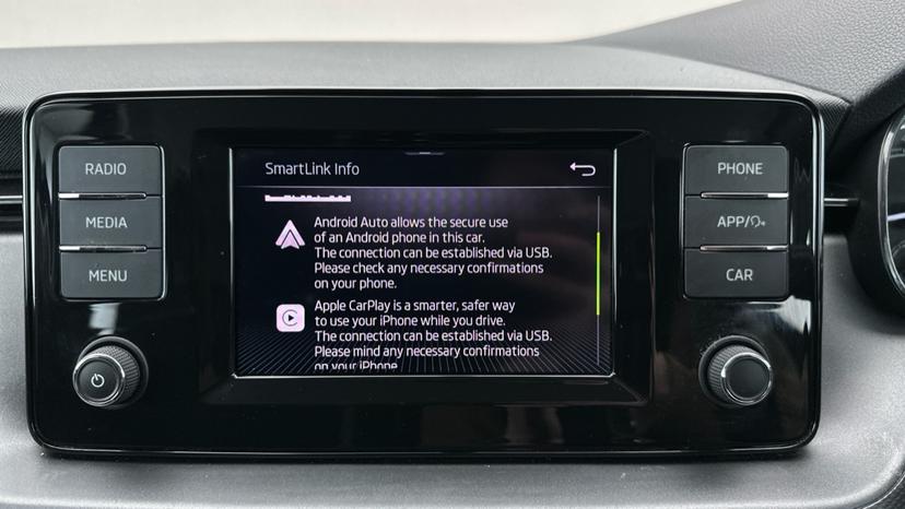 Apple CarPlay / Android Auto 