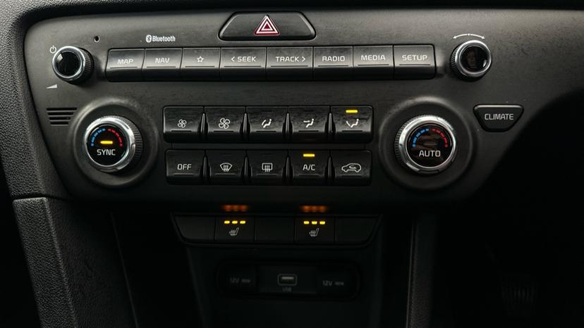 Dual Climate Control  / Air Conditioning  / Heated Seats 