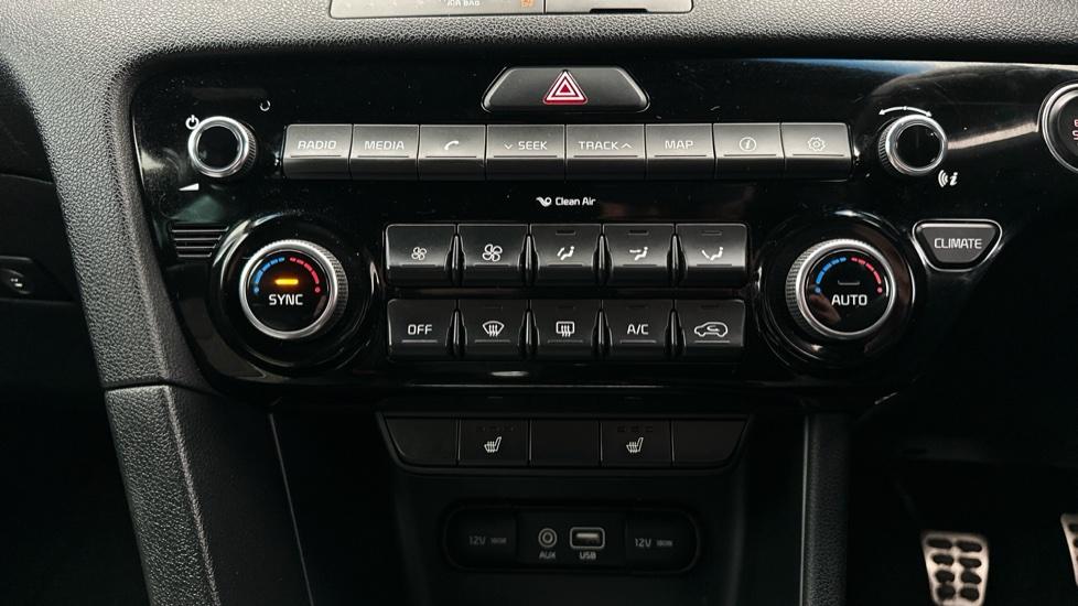 Dual Climate Control / Air Conditioning / Heated Seats  