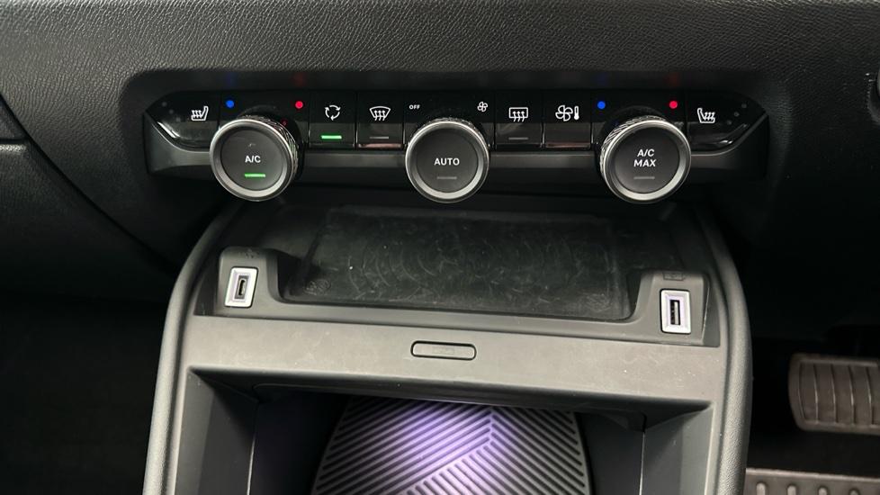 Dual Climate Control / Air Conditioning / Heated Seats 