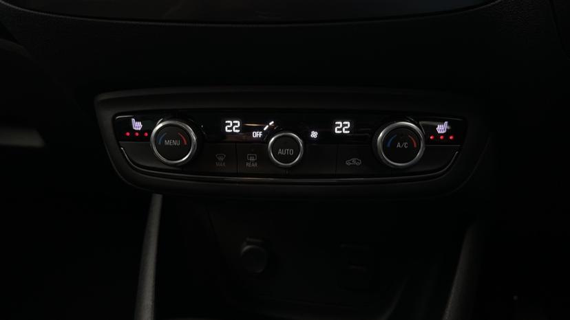 Dual Climate Control/Air Conditioning/Heated Seats 