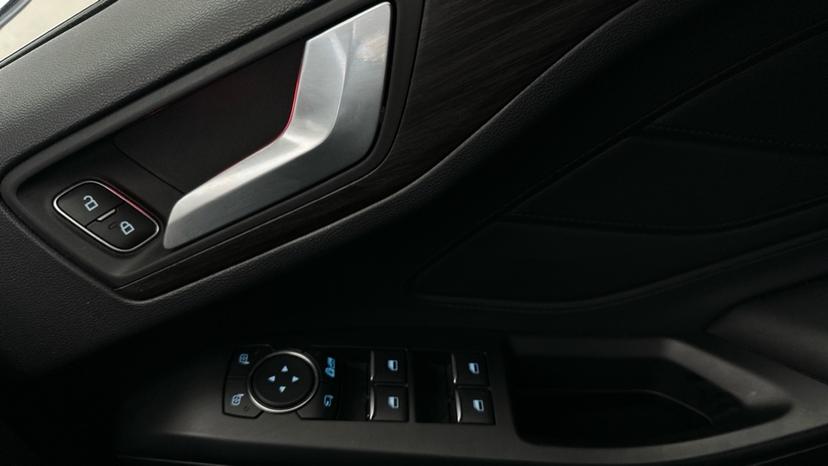 Electric Windows / Wing Mirrors/Ambient Lighting  