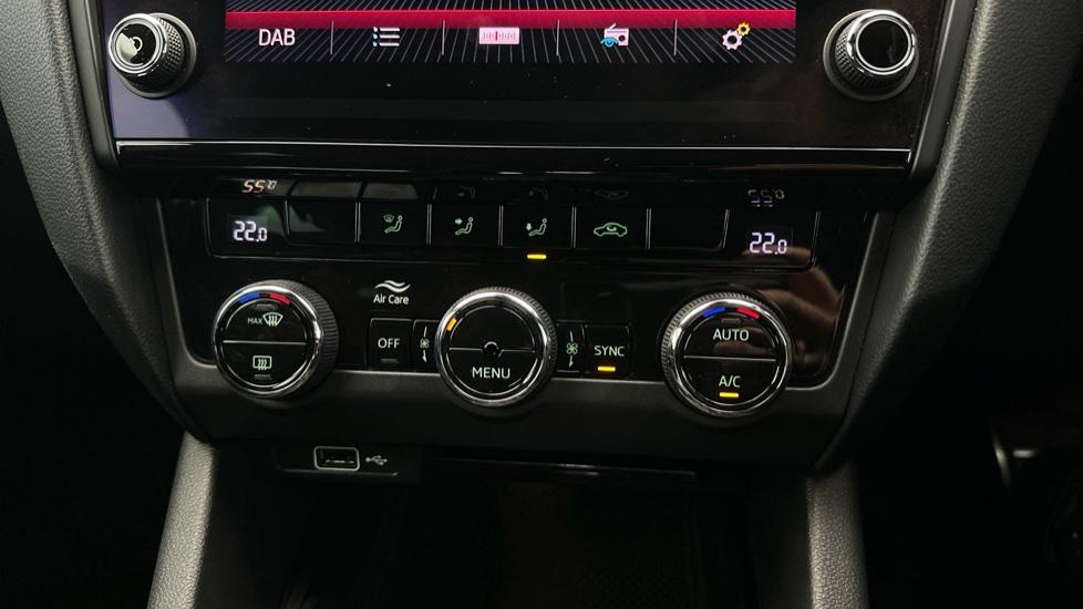 Dual Climate Control  / Air Conditioning 