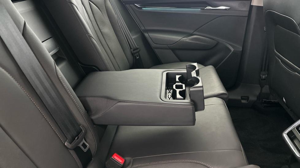 Rear Armrest/ Cup Holder