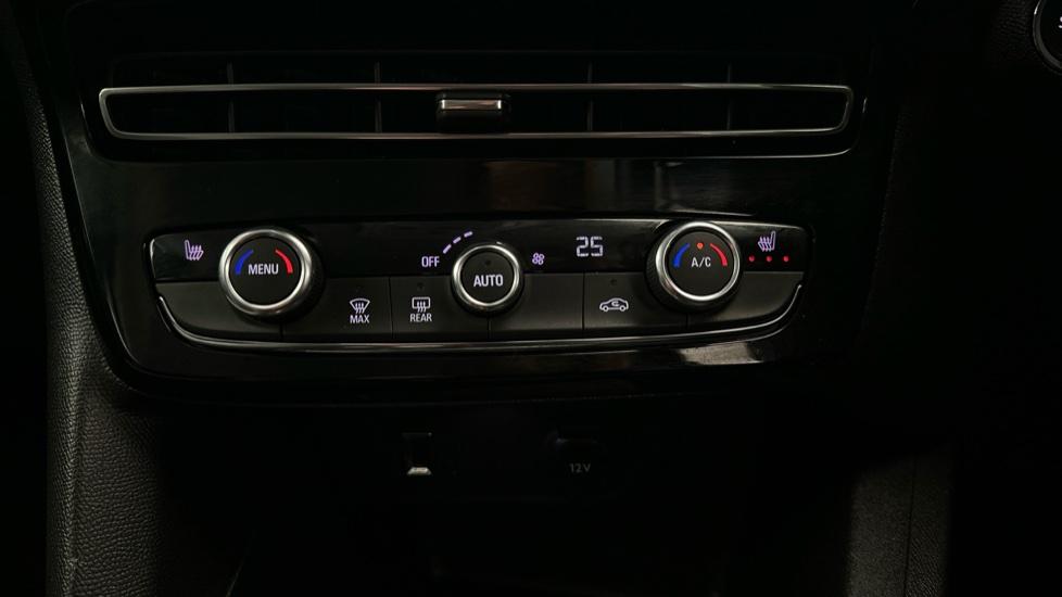 Air Conditioning / Dual Climate Control / Heated Seats 