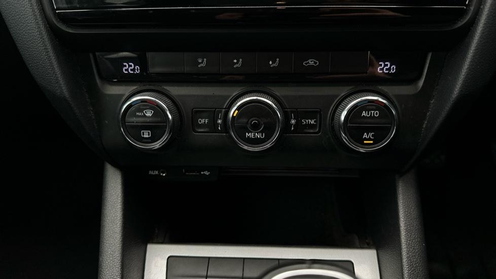 Dual Climate Control / Air Conditioning 