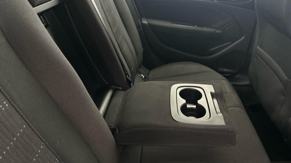 Rear Armrest/ Cup Holder