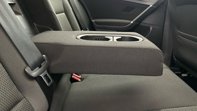 Rear Armrest/ Cup Holder