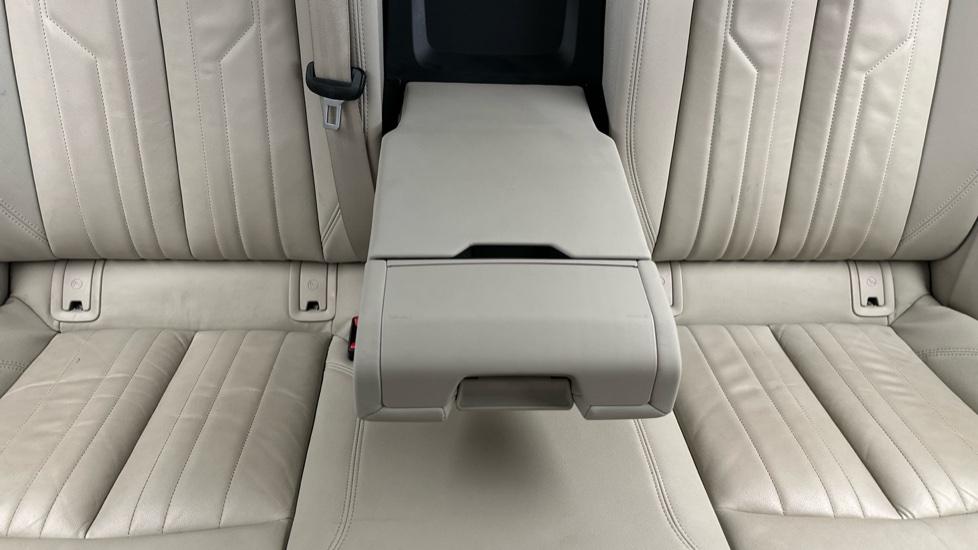 Rear armrest 