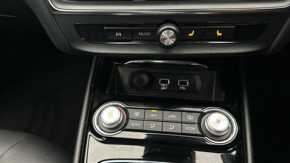 Air Conditioning /Heated Seats 