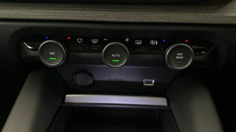 Air Conditioning /Dual Climate Control 