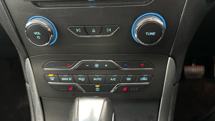 Air Conditioning / Heated Seats 