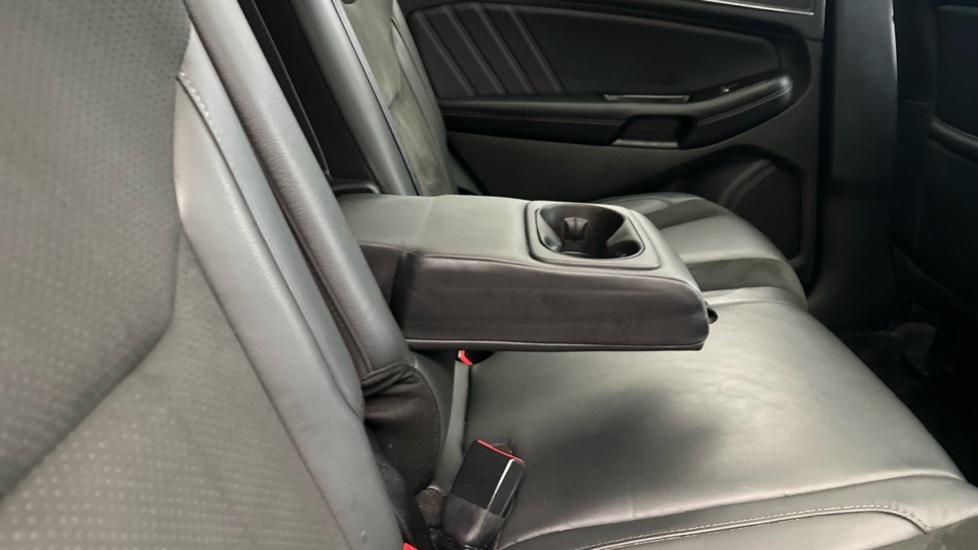 Rear Armrest/ Cup Holder