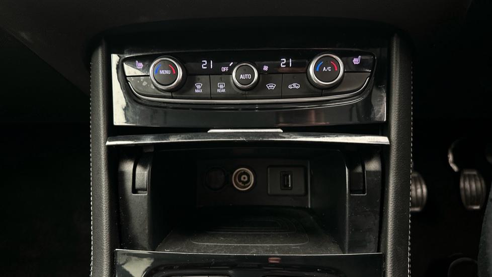 Dual Climate Control / Air Conditioning / Heated Seats 