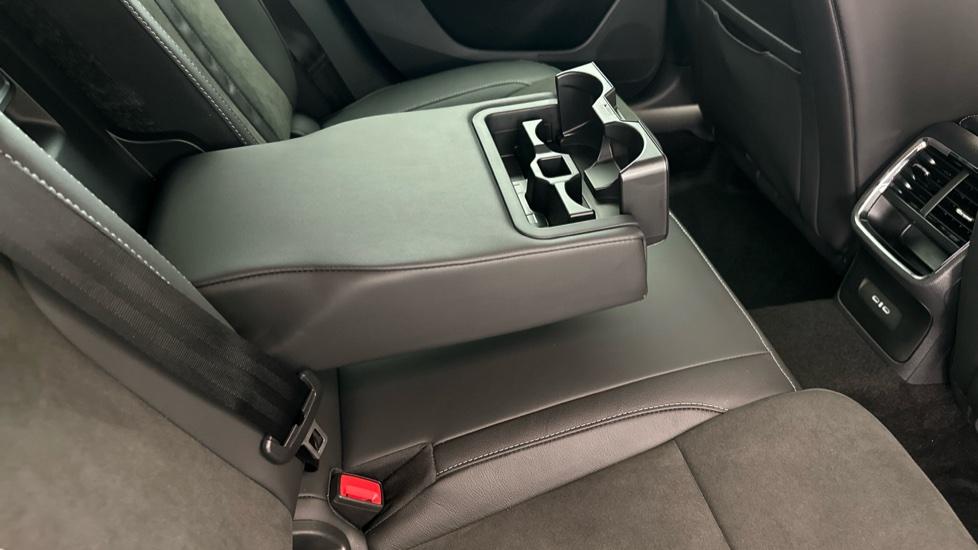 Rear Armrest/ Cup Holder