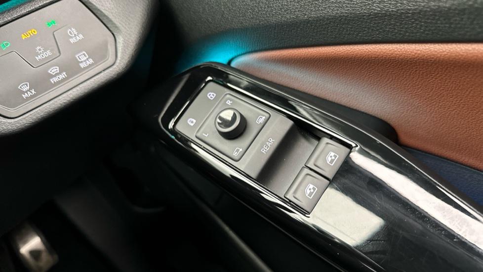 Electric Windows / Wing Mirrors / Ambient Lighting 