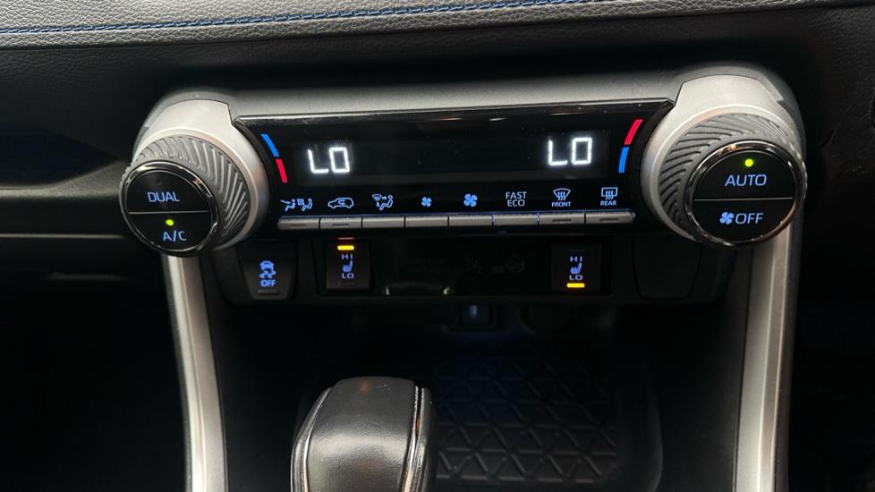 Air Conditioning /Dual Climate Control /Heated Seats 