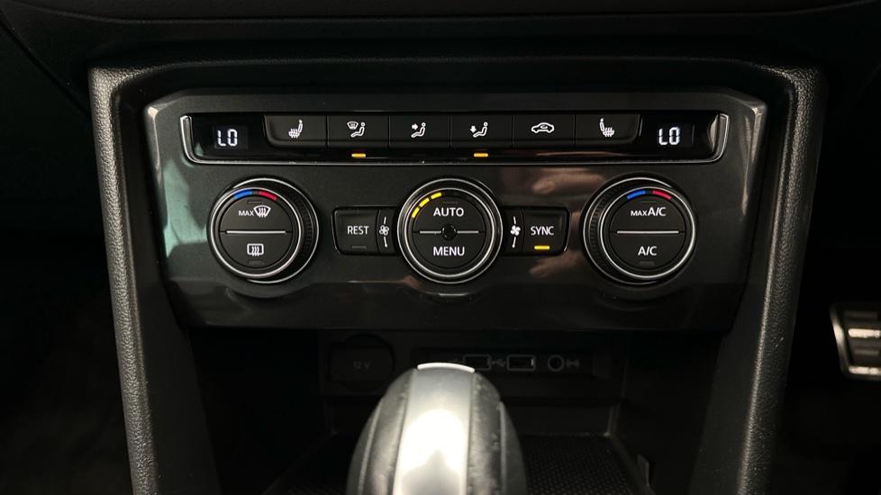 Dual Climate Control / Air Conditioning / Heated Seats 