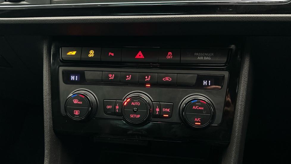 Dual Climate Control  / Air Conditioning  / Auto Stop/Start 