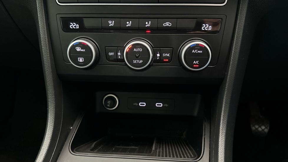 Dual Climate Control  / Air Conditioning  / Wireless Charger 