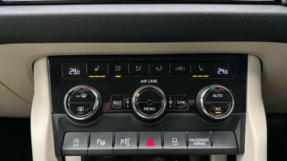 Air Conditioning /Dual Climate Control /Heated Seats 