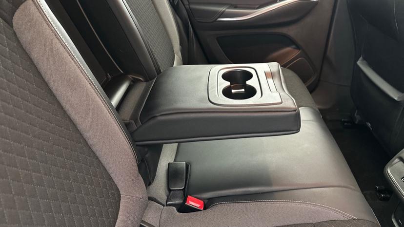 Rear Armrest/ Cup Holder