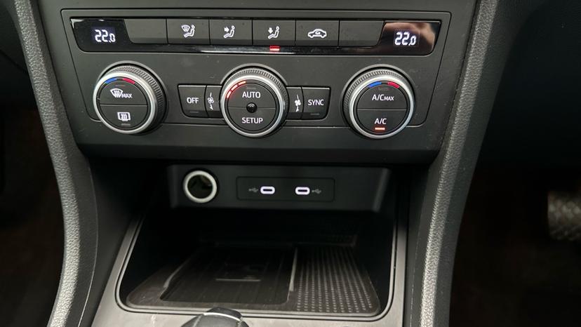 Dual Climate Control  / Air Conditioning  / Wireless Charger 