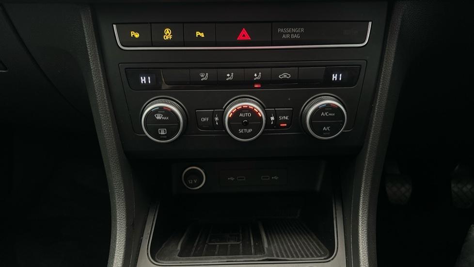 Air Conditioning /Dual Climate Control /Auto Stop/Start/Park Assist 